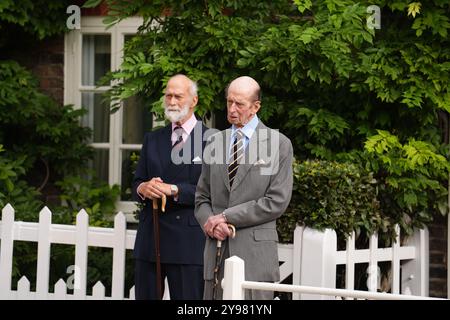 Prinz Michael of Kent (links) und der Duke of Kent beobachten, wie drei Piper der Royal Scots Dragoon Guards (Carabiniers and Greys) vor dem Wren House im Kensington Palace spielen, um den 89. Geburtstag des Duke of Kent zu feiern. Bilddatum: Mittwoch, 9. Oktober 2024. Stockfoto