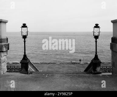 Blick aufs Meer vom Spa-Gebäude in Scarborough 2024, aufgenommen auf 5x4-Film Stockfoto