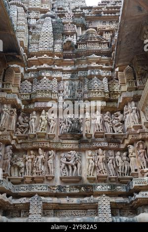 Steinschnitzereien an der Wand des Lakshmana-Tempels. Khajuraho Gruppe von Denkmälern, Chhatarpur, Madhya Pradesh, Indien. Stockfoto