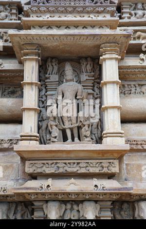 Steinschnitzereien an der Wand des Lakshmana-Tempels. Khajuraho Gruppe von Denkmälern, Chhatarpur, Madhya Pradesh, Indien. Stockfoto