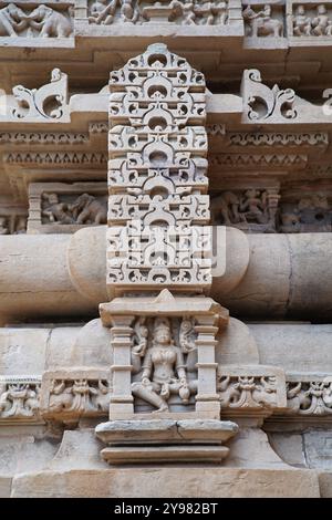 Steinschnitzereien an der Wand des Lakshmana-Tempels. Khajuraho Gruppe von Denkmälern, Chhatarpur, Madhya Pradesh, Indien. Stockfoto