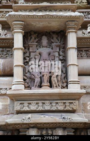 Steinschnitzereien an der Wand des Lakshmana-Tempels. Khajuraho Gruppe von Denkmälern, Chhatarpur, Madhya Pradesh, Indien. Stockfoto