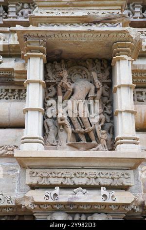 Steinschnitzereien an der Wand des Lakshmana-Tempels. Khajuraho Gruppe von Denkmälern, Chhatarpur, Madhya Pradesh, Indien. Stockfoto