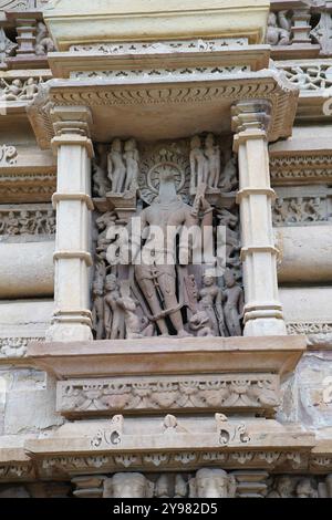 Steinschnitzereien an der Wand des Lakshmana-Tempels. Khajuraho Gruppe von Denkmälern, Chhatarpur, Madhya Pradesh, Indien. Stockfoto