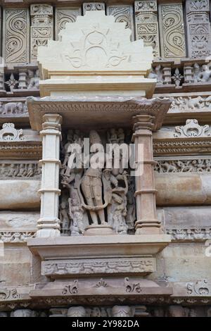 Steinschnitzereien an der Wand des Lakshmana-Tempels. Khajuraho Gruppe von Denkmälern, Chhatarpur, Madhya Pradesh, Indien. Stockfoto