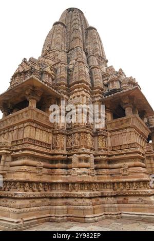 Steinschnitzereien an der Wand des Lakshmana-Tempels. Khajuraho Gruppe von Denkmälern, Chhatarpur, Madhya Pradesh, Indien. Stockfoto