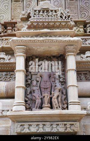 Steinschnitzereien an der Wand des Lakshmana-Tempels. Khajuraho Gruppe von Denkmälern, Chhatarpur, Madhya Pradesh, Indien. Stockfoto