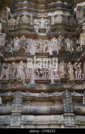 Steinschnitzereien an der Wand des Lakshmana-Tempels. Khajuraho Gruppe von Denkmälern, Chhatarpur, Madhya Pradesh, Indien. Stockfoto