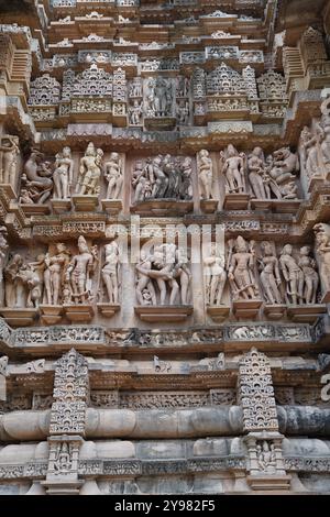 Steinschnitzereien an der Wand des Lakshmana-Tempels. Khajuraho Gruppe von Denkmälern, Chhatarpur, Madhya Pradesh, Indien. Stockfoto