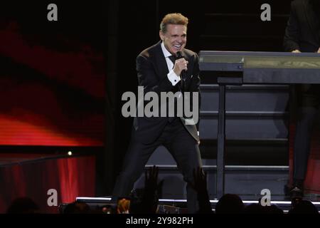 Mexiko-Stadt, Mexiko. Oktober 2024. Sänger Luis Miguel tritt auf der Bühne während der Luis Miguel 2024 Tour in der Arena CDMX auf. Am 8. Oktober 2024 in Mexiko-Stadt. (Foto: Ismael Rosas/ Credit: Eyepix Group/Alamy Live News Stockfoto