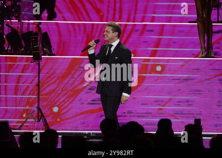 Mexiko-Stadt, Mexiko. Oktober 2024. Sänger Luis Miguel tritt auf der Bühne während der Luis Miguel 2024 Tour in der Arena CDMX auf. Am 8. Oktober 2024 in Mexiko-Stadt. (Foto: Ismael Rosas/ Credit: Eyepix Group/Alamy Live News Stockfoto