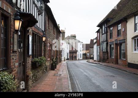 Bezaubernde mittelalterliche Straße in Alfriston, East Sussex, England, mit historischer Architektur, Kopfsteinpflasterpfaden, und traditionelles englisches Dorfambiente. Stockfoto