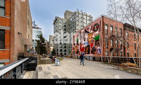 Manhattan, New York, USA - 16. Februar 2024: Blick auf die Hight Line mit ihren typischen Gebäuden von oben, während Menschen an einem grauen Wintertag besuchen Stockfoto