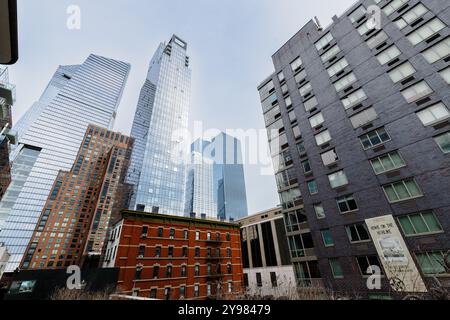 Manhattan, New York, USA - 16. Februar 2024: Blick auf die Hight Line mit ihren typischen Gebäuden von oben, während Menschen an einem grauen Wintertag besuchen Stockfoto