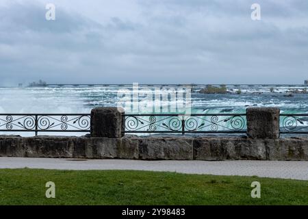 Ein Blick auf die Niagarafälle an einem bewölkten Tag bis zur Brücke im Hintergrund Stockfoto