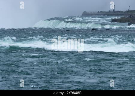 Niagarafälle an einem regnerischen Tag mit Nebel Stockfoto