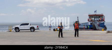 Ometepe, Nicaragua - 22. März 2024: Fähre nach San Jorge im Hafen von Moyogalpa mit Blick auf den Lago Cocibolka auf der Vulkaninsel Ometepe im Südwesten Nicaraguas. Stockfoto