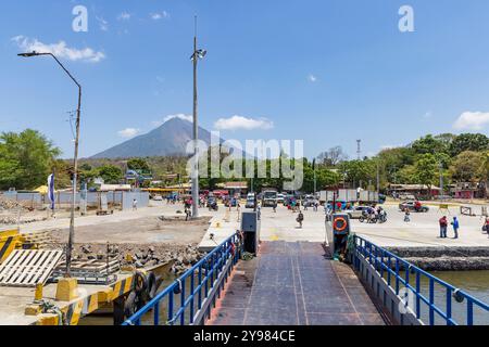 Ometepe, Nicaragua - 22. März 2024: Blick von der Fähre nach San Jorge im Hafen von Moyogalpa mit Blick auf den Lago Cocibolka auf der Vulkaninsel Ometepe im Südwesten Nicaraguas. Stockfoto