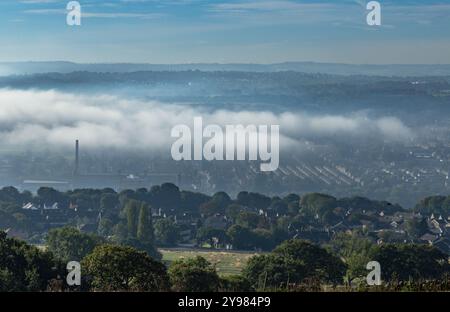 Nebel (tief liegender Nebel, umgekehrte Wolke) hängt über Saltaire in Yorkshire. Stockfoto