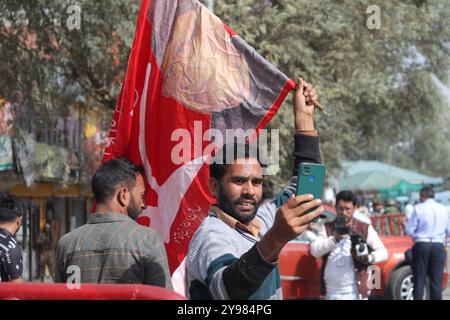 Pulwama, Jammu Und Kaschmir, Indien. Oktober 2024. Die Anhänger der Jammu and Kashmir National Conference (JKNC) feiern in Pulwama, nachdem der JKNC-Kandidat für den Wahlkreis Rajpora Ghulam Mohi-u-DIN mir bei den Parlamentswahlen gewonnen hat. (Kreditbild: © Firdous Parray/Pacific Press via ZUMA Press Wire) NUR REDAKTIONELLE VERWENDUNG! Nicht für kommerzielle ZWECKE! Stockfoto