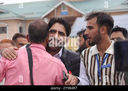 Pulwama, Jammu Und Kaschmir, Indien. Oktober 2024. Der JKNC-Kandidat Ghulam Mohi-u-DIN mir für den Wahlkreis Rajpora reagiert auf den Sieg bei den Parlamentswahlen. (Kreditbild: © Firdous Parray/Pacific Press via ZUMA Press Wire) NUR REDAKTIONELLE VERWENDUNG! Nicht für kommerzielle ZWECKE! Stockfoto