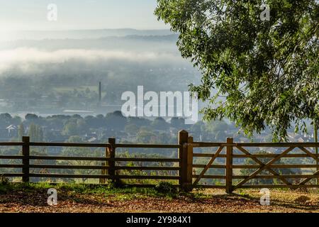 Nebel (tief liegender Nebel, umgekehrte Wolke) hängt über Saltaire in Yorkshire. Stockfoto