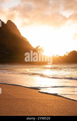 Malerischer Sonnenuntergang am Haena Beach und Tunnels Beach auf Kauai mit Sonnenuntergang hinter den Hügeln des Heana State Park (Hawaii, USA) Stockfoto