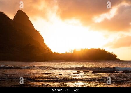 Malerischer Sonnenuntergang am Haena Beach und Tunnels Beach auf Kauai mit Sonnenuntergang hinter den Hügeln des Heana State Park (Hawaii, USA) Stockfoto