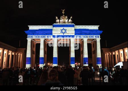 07.10.2024, Berlin, Deutschland, Europa - Erleuchtung des Brandenburger Tors in Solidarität mit Israel zum 1. Jahrestag des Angriffs vom 7. Oktober. Stockfoto