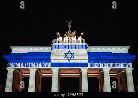 07.10.2024, Berlin, Deutschland, Europa - Erleuchtung des Brandenburger Tors in Solidarität mit Israel zum 1. Jahrestag des Angriffs vom 7. Oktober. Stockfoto