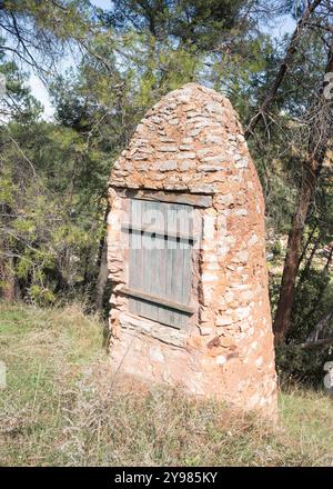 Eine kleine Steinhütte in Form einer borie, die in Roussillon, Frankreich, zu sehen ist Stockfoto