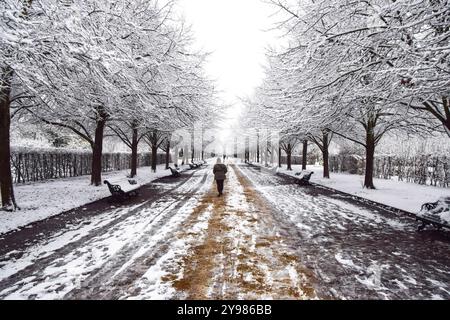 London, Großbritannien. Dezember 2022. Regent's Park war schneebedeckt, als die Temperaturen im Vereinigten Königreich eiskalt waren. Quelle: Vuk Valcic/Alamy Stockfoto