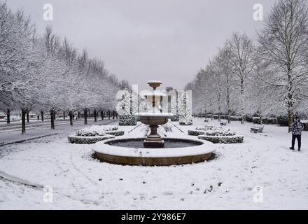 London, Großbritannien. Dezember 2022. Regent's Park war schneebedeckt, als die Temperaturen im Vereinigten Königreich eiskalt waren. Quelle: Vuk Valcic/Alamy Stockfoto