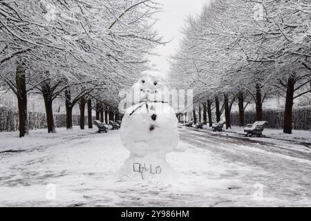 London, Großbritannien. Dezember 2022. Ein Schneemann im Regent's Park, als eisige Temperaturen die Hauptstadt treffen. Quelle: Vuk Valcic/Alamy Stockfoto