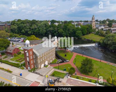 Historisches Wilkinson Mill Gebäude aus der Vogelperspektive in Old Slater Mill National Historic Landmark an der Roosevelt Avenue im Zentrum von Pawtucket, Rhode Island RI, Stockfoto