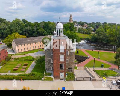 Historisches Wilkinson Mill Gebäude aus der Vogelperspektive in Old Slater Mill National Historic Landmark an der Roosevelt Avenue im Zentrum von Pawtucket, Rhode Island RI, Stockfoto