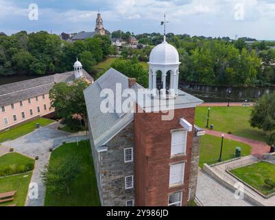 Historisches Wilkinson Mill Gebäude aus der Vogelperspektive in Old Slater Mill National Historic Landmark an der Roosevelt Avenue im Zentrum von Pawtucket, Rhode Island RI, Stockfoto