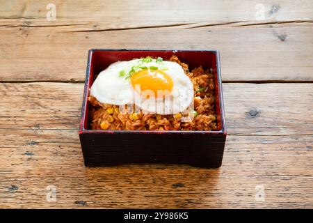 Kimchi gebratener Reis koreanischer Art mit Spiegelei belegt Stockfoto