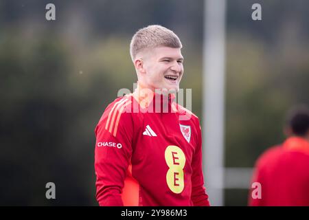 Hensol, Wales, Großbritannien. Oktober 2024. Jordan James während des Trainings der walisischen Fußballnationalmannschaft vor den Spielen der UEFA Nations League gegen Island und Montenegro. Quelle: Mark Hawkins/Alamy Live News Stockfoto