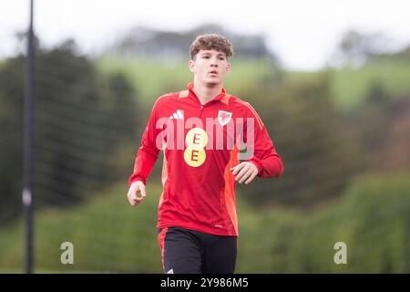 Hensol, Wales, Großbritannien. Oktober 2024. Lewis Koumas während des Trainings der walisischen Fußballnationalmannschaft vor den Spielen der UEFA Nations League gegen Island und Montenegro. Quelle: Mark Hawkins/Alamy Live News Stockfoto