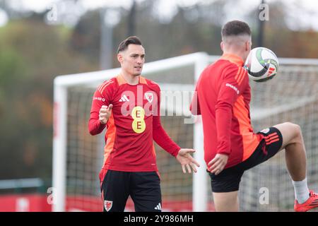Hensol, Wales, Großbritannien. Oktober 2024. Connor Roberts (links) während des Trainings der walisischen Fußballnationalmannschaft vor den Spielen der UEFA Nations League gegen Island und Montenegro. Quelle: Mark Hawkins/Alamy Live News Stockfoto
