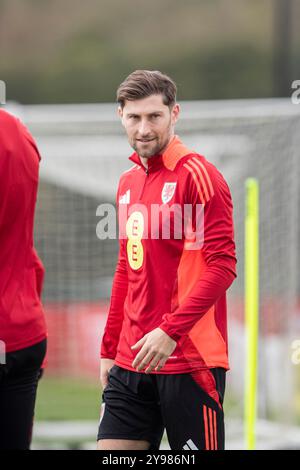 Hensol, Wales, Großbritannien. Oktober 2024. Ben Davies während des Trainings der walisischen Fußballnationalmannschaft vor den Spielen der UEFA Nations League gegen Island und Montenegro. Quelle: Mark Hawkins/Alamy Live News Stockfoto