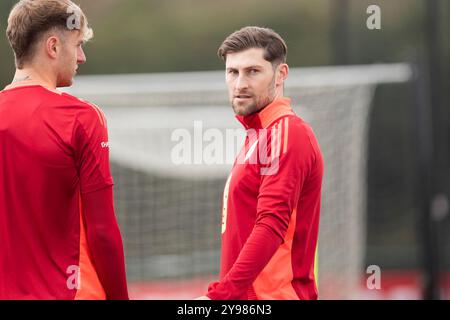 Hensol, Wales, Großbritannien. Oktober 2024. Ben Davies während des Trainings der walisischen Fußballnationalmannschaft vor den Spielen der UEFA Nations League gegen Island und Montenegro. Quelle: Mark Hawkins/Alamy Live News Stockfoto