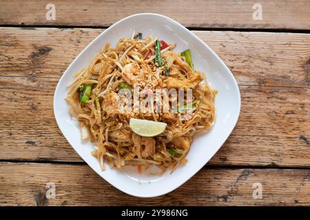 Thai-Gewürznudeln mit Gemüse, Garnelen und Tofu auflegen Stockfoto
