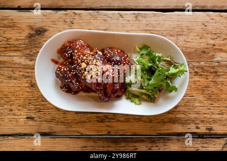 Koreanische Chicken Chicken Wings, mariniert in einer scharfen bbq Sauce Vorspeise oder Beilage Stockfoto