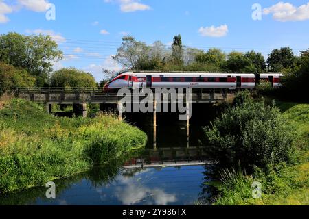 LNER Azuma Zug überquert eine Flussbrücke, East Coast Main Line Railway, Stevenage Town, Hertfordshire, England, Großbritannien Stockfoto