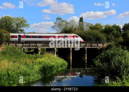 LNER Azuma Zug überquert eine Flussbrücke, East Coast Main Line Railway, Stevenage Town, Hertfordshire, England, Großbritannien Stockfoto