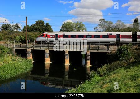 LNER Azuma Zug überquert eine Flussbrücke, East Coast Main Line Railway, Stevenage Town, Hertfordshire, England, Großbritannien Stockfoto