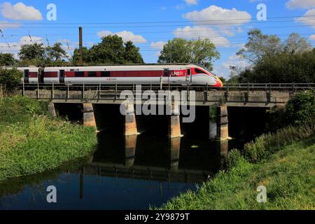 LNER Azuma Zug überquert eine Flussbrücke, East Coast Main Line Railway, Stevenage Town, Hertfordshire, England, Großbritannien Stockfoto