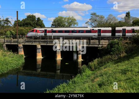 LNER Azuma Zug überquert eine Flussbrücke, East Coast Main Line Railway, Stevenage Town, Hertfordshire, England, Großbritannien Stockfoto